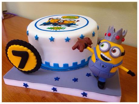 Tarta minions fondant con modelado de Bob y papel de azucar