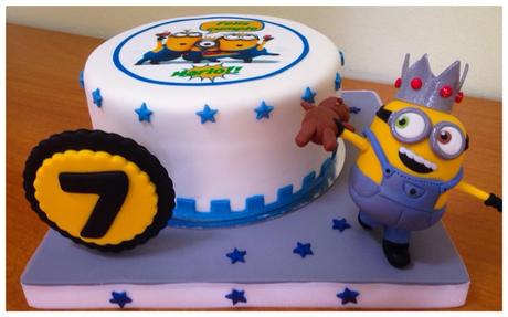 Tarta minions fondant con modelado de Bob y papel de azucar