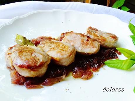 Solomillo de cerdo encebollado