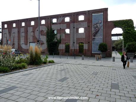 La Piscine, la fachada de la antigua fábrica que forma parte del museo