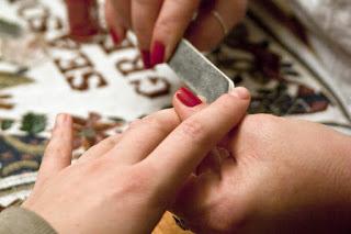 Manicura limando las uñas