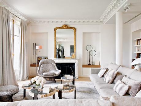 IDEAS PARA RENOVAR LA ZONA DE ESTAR sofá blanco, zona de estar, salón, sillón diseño, cortinas, espejo, chimenea