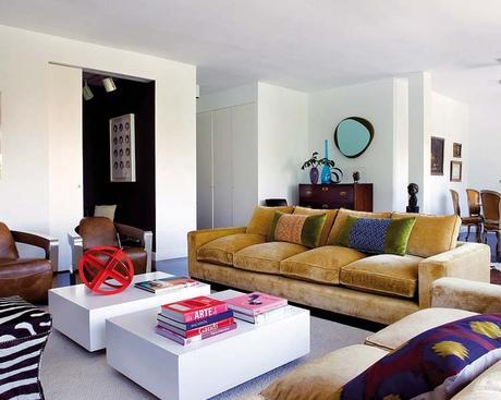 Sofá amarillo, zona de estar, mesa de centro, cojines, alfombra