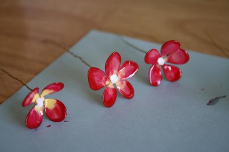 Diy: como hacer una corona floral con laca de uñas y alambre