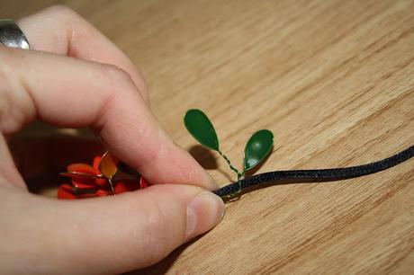 Diy: como hacer una corona floral con laca de uñas y alambre