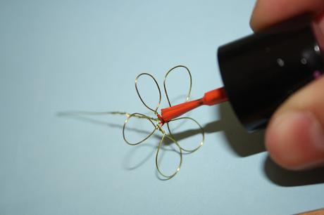 Diy: como hacer una corona floral con laca de uñas y alambre