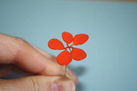 Diy: como hacer una corona floral con laca de uñas y alambre