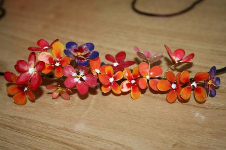 Diy: como hacer una corona floral con laca de uñas y alambre