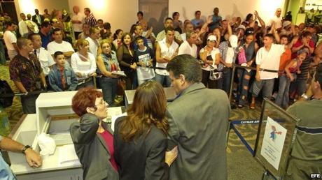 Cubanos en el aeropuerto internacional de Miami