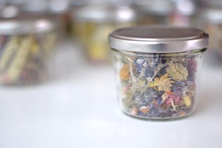 DIY wedding favors. Pot pourri jars