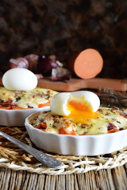 Batatas gratinadas con cebolla roja y huevo mollet