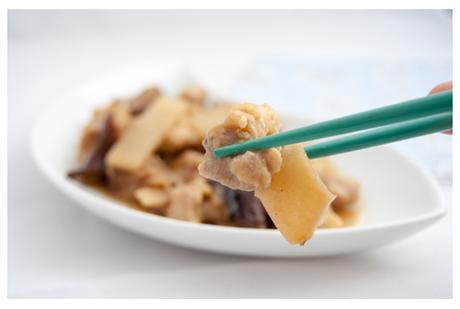 Pollo con bambú y setas chinas