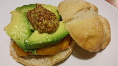 Hamburguesa con queso cheddar y aguacate