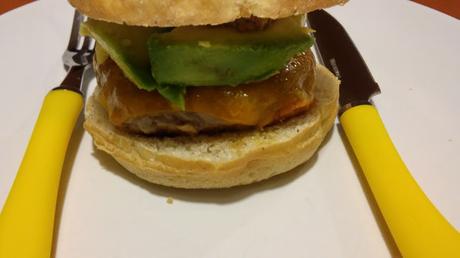 Hamburguesa con queso cheddar y aguacate