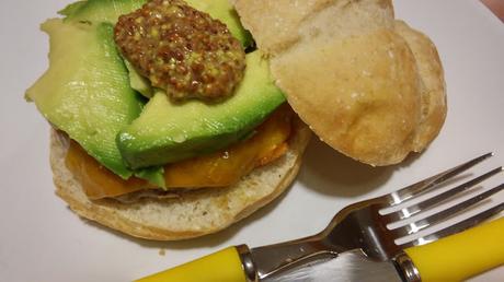 Hamburguesa con queso cheddar y aguacate