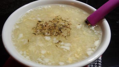 Sopa de huevo y tomillo cena rápida