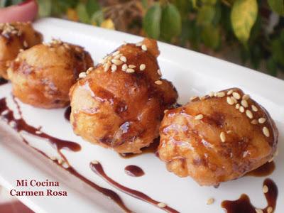 BUÑUELOS DE QUESO DE CABRA MALAGUEÑO Y CANELA CON MIEL DE CAÑA DE LA AXARQUIA Y AJONJOLÍ
