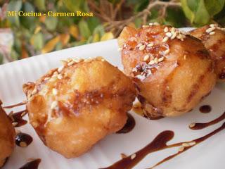 BUÑUELOS DE QUESO DE CABRA MALAGUEÑO Y CANELA CON MIEL DE CAÑA DE LA AXARQUIA Y AJONJOLÍ