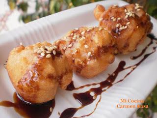 BUÑUELOS DE QUESO DE CABRA MALAGUEÑO Y CANELA CON MIEL DE CAÑA DE LA AXARQUIA Y AJONJOLÍ