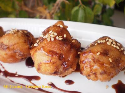 BUÑUELOS DE QUESO DE CABRA MALAGUEÑO Y CANELA CON MIEL DE CAÑA DE LA AXARQUIA Y AJONJOLÍ