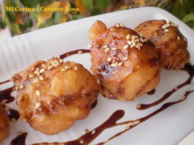 BUÑUELOS DE QUESO DE CABRA MALAGUEÑO Y CANELA CON MIEL DE CAÑA DE LA AXARQUIA Y AJONJOLÍ