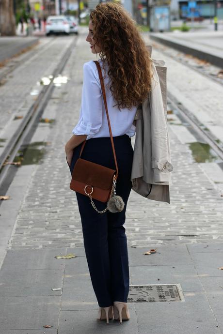 Look con gabardina