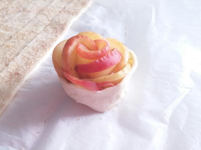 ROSAS DE HOJALDRE Y MANZANA