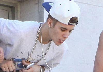 Bieber castigado a pintar paredes por lanzar huevos