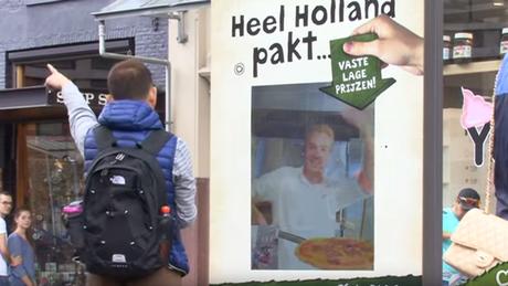 Un restaurante conecta su cocina en directo con un mupi en medio de la ciudad