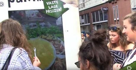 Un restaurante conecta su cocina en directo con un mupi en medio de la ciudad