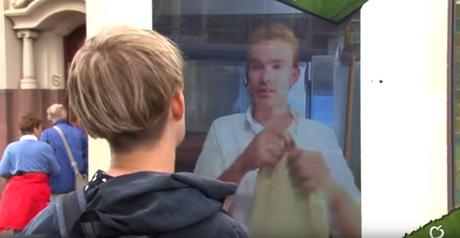 Un restaurante conecta su cocina en directo con un mupi en medio de la ciudad