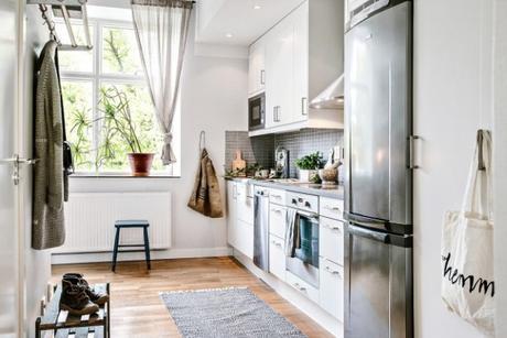 Luminoso, desordenado y natural Cocina en el hall