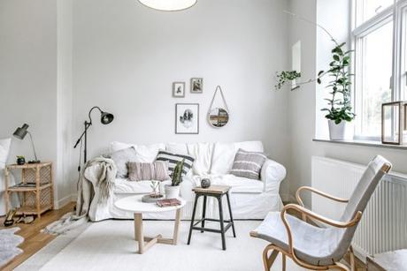 Luminoso, desordenado y natural pequeño salon de estar