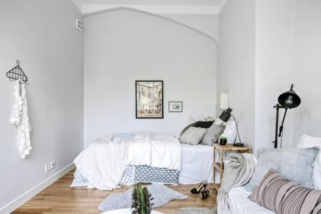 Luminoso, desordenado y natural cama en el salon