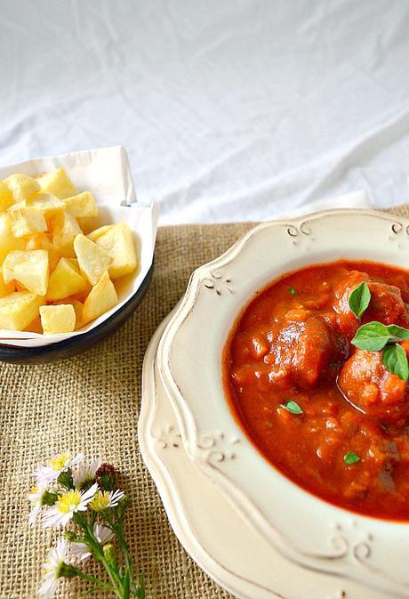 Albóndigas con tomate rellenas de huevo