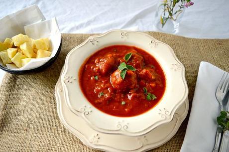 Albóndigas con tomate rellenas de huevo