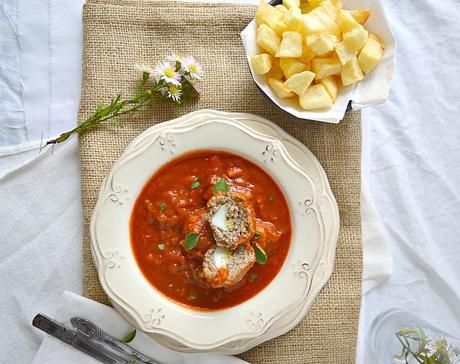 Albóndigas con tomate rellenas de huevo