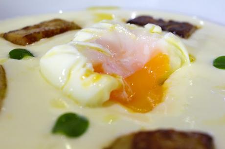 Vídeo receta: Huevos escalfados con espuma de patata, foie y trufa