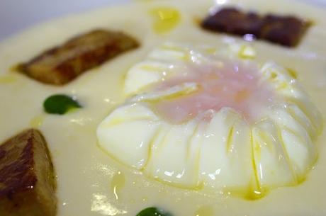 Vídeo receta: Huevos escalfados con espuma de patata, foie y trufa