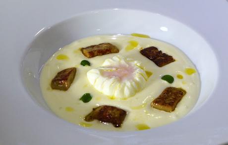 Vídeo receta: Huevos escalfados con espuma de patata, foie y trufa