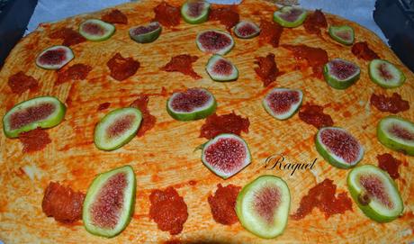 Pizza con Higos Sobrasada y Perlas de Mozzarella