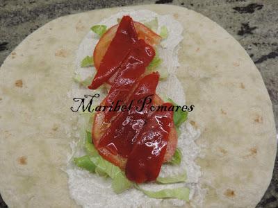 Wraps de aprovechamiento con pollo, lechuga, tomate, pimiento.