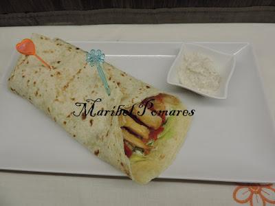 Wraps de aprovechamiento con pollo, lechuga, tomate, pimiento.