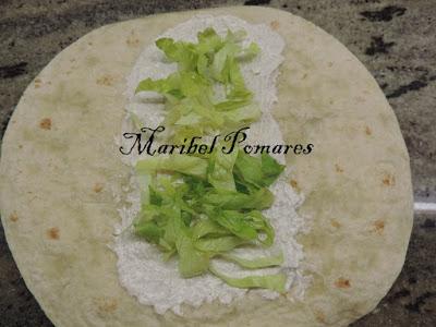 Wraps de aprovechamiento con pollo, lechuga, tomate, pimiento.