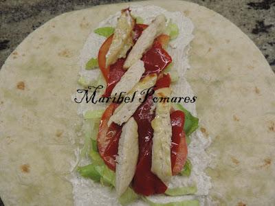 Wraps de aprovechamiento con pollo, lechuga, tomate, pimiento.