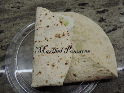 Wraps de aprovechamiento con pollo, lechuga, tomate, pimiento.