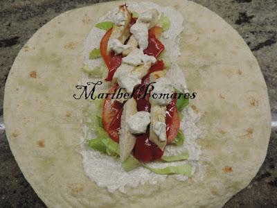 Wraps de aprovechamiento con pollo, lechuga, tomate, pimiento.