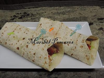 Wraps de aprovechamiento con pollo, lechuga, tomate, pimiento.