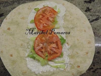 Wraps de aprovechamiento con pollo, lechuga, tomate, pimiento.
