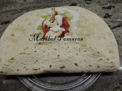 Wraps de aprovechamiento con pollo, lechuga, tomate, pimiento.